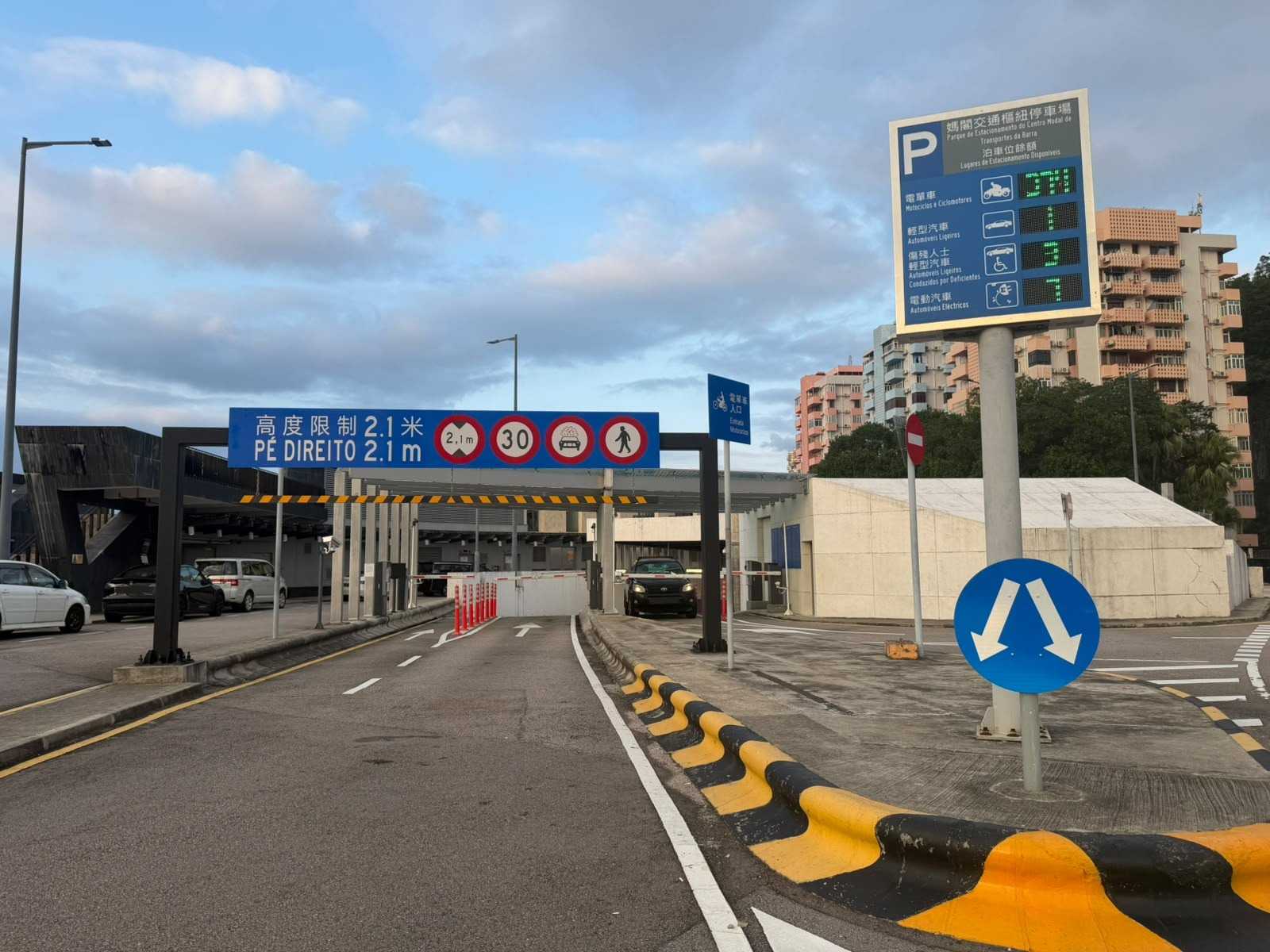 輕型汽車及電單車停車場出入口